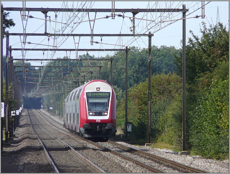 Steuerwagen 010 fhrt nicht auf dem  falschen  Gleis. Auf der Strecke Arlon-Luxemburg wird auf dem luxemburgischen Teilstck auch nach belgischem System, also links gefahren. Bild aufgenommen in der Nhe von Capellen am 21.09.08. (Jeanny)