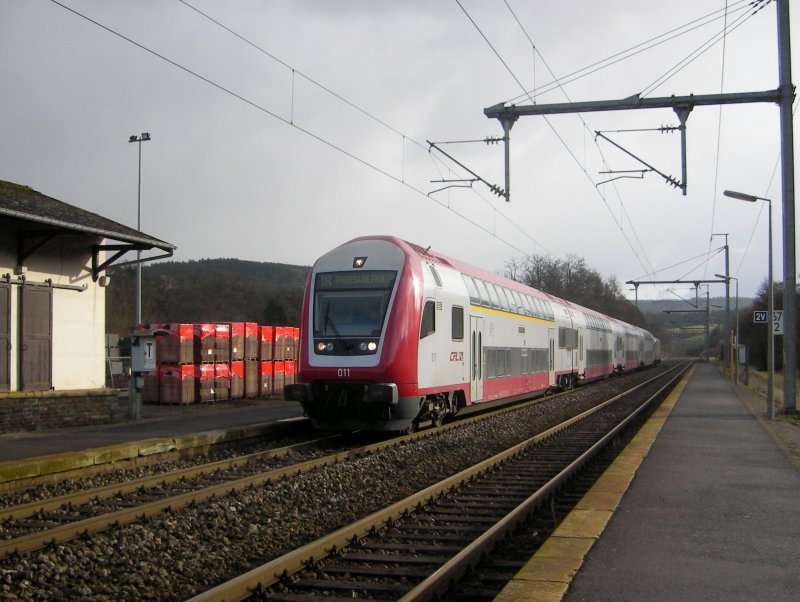 Steuerwagen 011 bei der Ankunft in Wilwerwiltz aus Richtung Luxemburg kommend. Als Schiebelok diente Lok 4008. 11.12.07