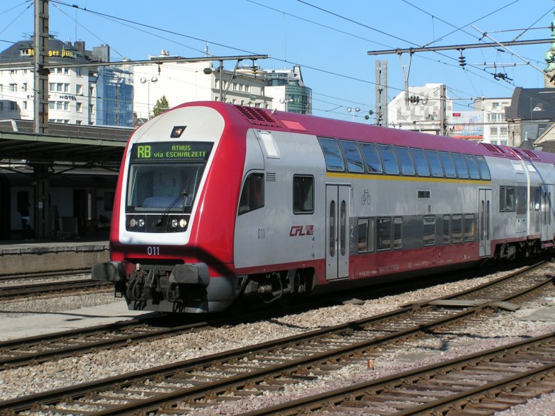 Steuerwagen 011 beim Verlassen des Bahnhofs von Luxemburg am 14.10.07.