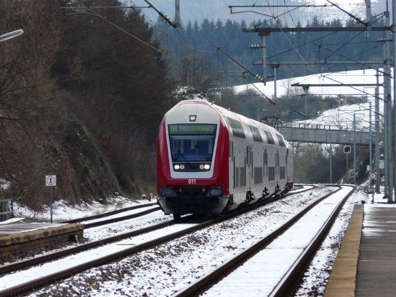 Steuerwagen 011 f�hrt mit IR 3710 in den Bahnhof von Wilwerwiltz ein. 23.03.08
