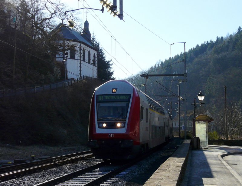 Steuerwagen 011 mit Zug IR 3710 fhrt in der Nhe des Bahnhofs von Clervaux an der Loreto Kapelle vorbei. 16.02.08