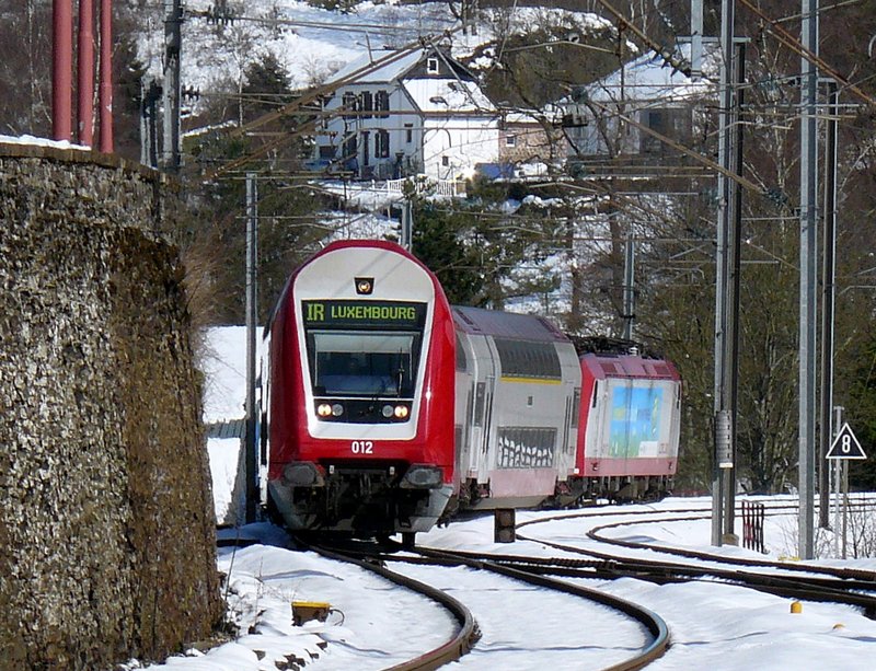 Steuerwagen 012 mit der neuen Werbelok am Ende des Zuges fotografiert kurz vor der Einfahrt in den Bahnhof von Troisvierges am 23.03.08.