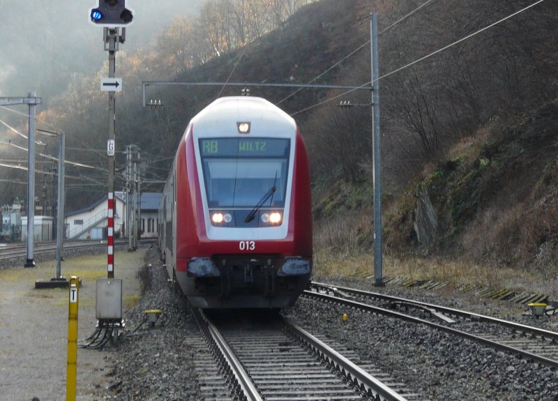 Steuerwagen 013 hat soeben den Tunnel  Hockslay  vor Kautenbach verlassen und die Abzweigung nach Wiltz befahren. Rechts im Bild sieht man die Abzweigung nach Troisvierges. 06.01.08 