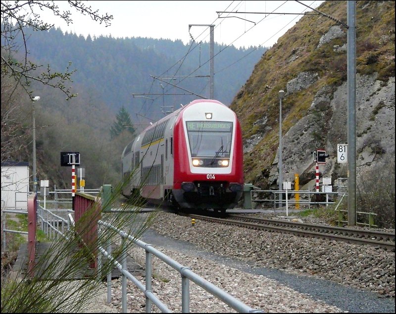 Steuerwagen 014 fhrt kurz hinter der Haltestelle Maulusmhle in Richtung Endstation Troisvierges am 23.04.08.