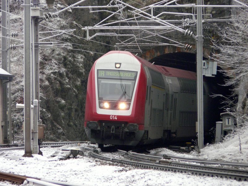 Steuerwagen 014 kommt aus Richtung Luxemburg und verlsst gerade den Tunnel  Hockslay  unterhalb des Bahnhofs von Kautenbach. Hier trennen sich die Strecken nach Troisvierges und nach Wiltz.  25.12.07