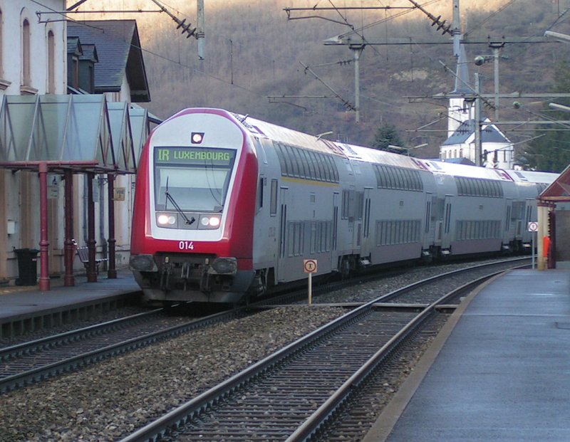 Steuerwagen 014 kommt aus Richtung Troisvierges im Bahnhof von Kautenbach an.  06.01.08