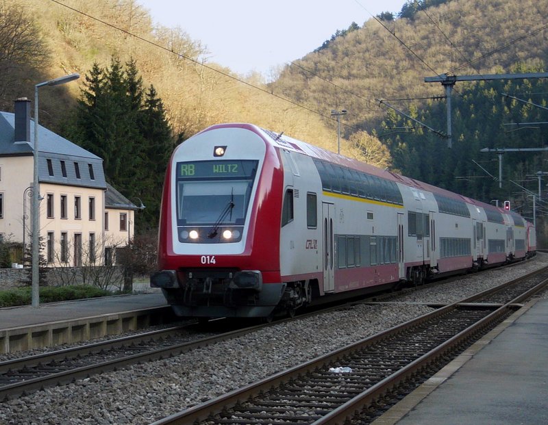 Steuerwagen 014 mit Zug RB 3214 bei der Ankunft im Bahnhof von Goebelsm�hle.  11.02.08