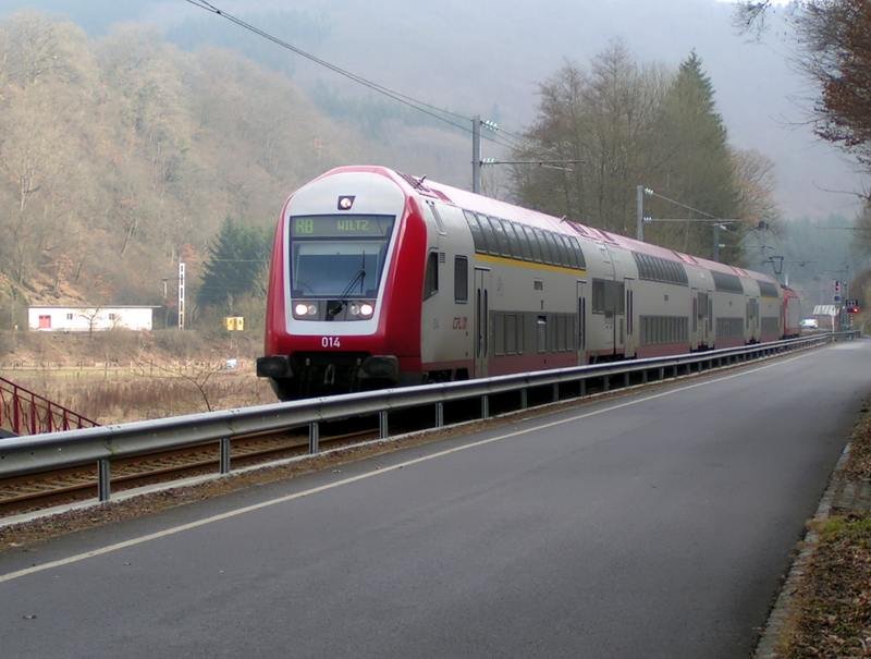 Steuerwagen 014 mit Zug RB 3213 wird von E-Lok 4020 von Kautenbach in Richtung Wiltz geschoben. Links im Bild sieht man die Strommasten der Strecke von Kautenbach nach Troisvierges. 24.02.08