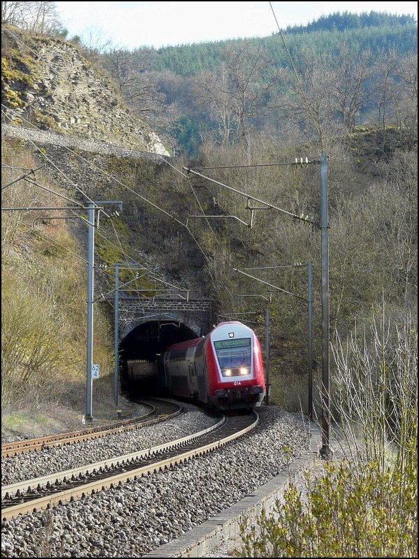 Steuerwagen 014 verlsst den Tunnel  Kirchberg  kurz hinter dem Bahnhof von Kautenbach in Richtung Troisvierges. Oben links sieht man die Strae nach Consthum, von wo aus man eine schne Ausicht, sowohl auf den Bahnhof, als auch auf die Nordstrecke hat. 16.04.08