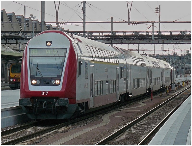 Steuerwagen 017 kommt am 04.10.08 aus Ptange und fhrt in den Bahnhof von Luxemburg ein, um kurze Zeit spter seine Reise nach Wiltz fortzusetzen. (Hans)