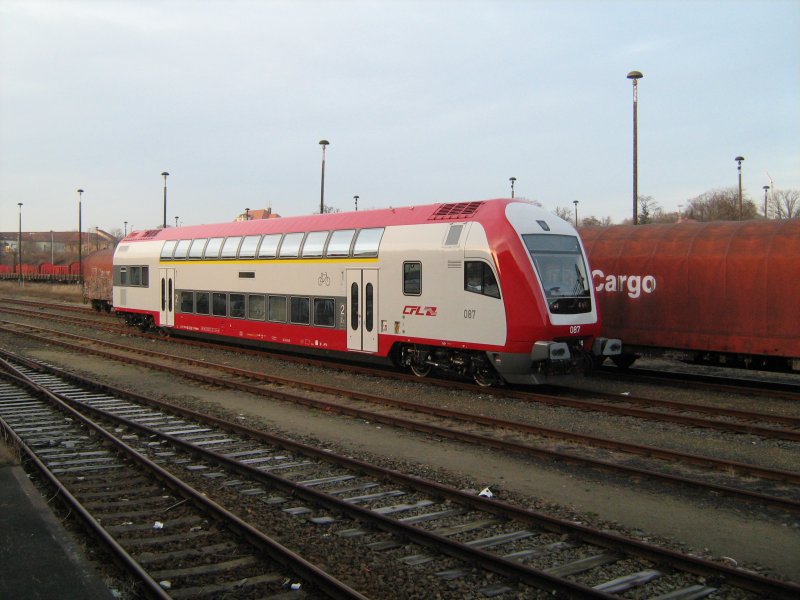 Steuerwagen 087 der CFL wartet am 09.12.2008 in Bautzen auf die berfhrung nach Luxemburg