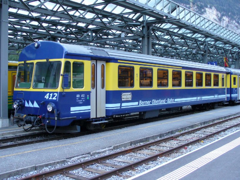 Steuerwagen 1 + 2 Kl.. ABt 412 im Bahnhof von Lauterbrunnen am 06.09.2006