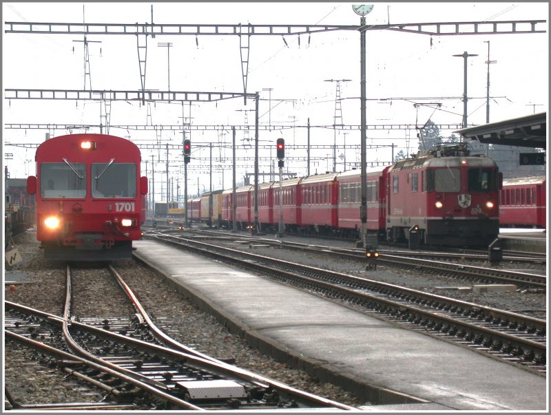 Steuerwagen 1701 und einfahrender RegioExpress von Disentis nach Scuol/Tarasp mit Ge 4/4 II 619 in Landquart. (23.01.2007)