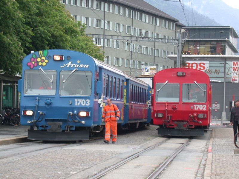 Steuerwagen 1702 und 1703 kreuzen sich im Bahnhof Chur (alte Arosabahngleise am 28.05.2004)