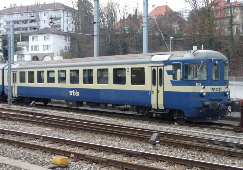 Steuerwagen 2 Kl. Bt 50 63 20-33 952-2 mit neuem bls LOGO im Bahnhofsareal von Fribourg am 16.12.2006