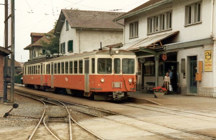 Steuerwagen 2 Kl. Bt 51 mit Triebwagen Be 4/4 26 2 Kl. im Bahnhof von Echallens im August 1985