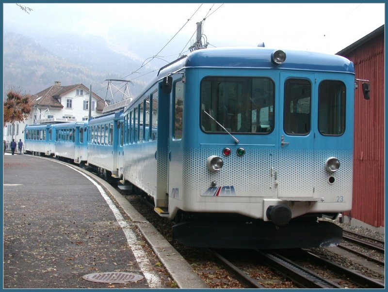Steuerwagen 23+Triebwagen 13, sowie Steuerwagen 22+Triebwagen 12, warten am Rigibahnsteig in Arth Goldau auf Gste Richtung Rigi Kulm. Wer sich durch den Nebel nicht abschrecken liess, wurde auf der Rigi mit einer phantastischen Aussicht belohnt. (10.11.2006)