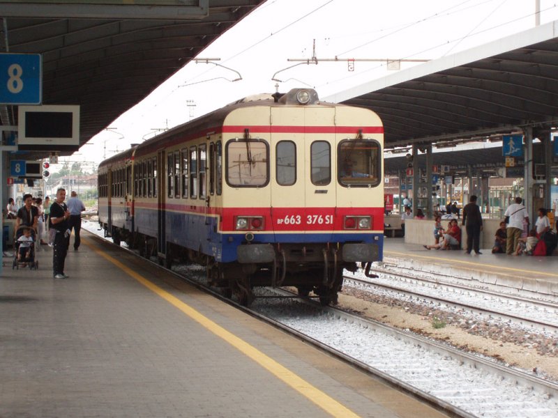 Steuerwagen 376 und Aln663 des Eisenbahnunternehmens  Sistemi Territoriali  in Venedig Mestre