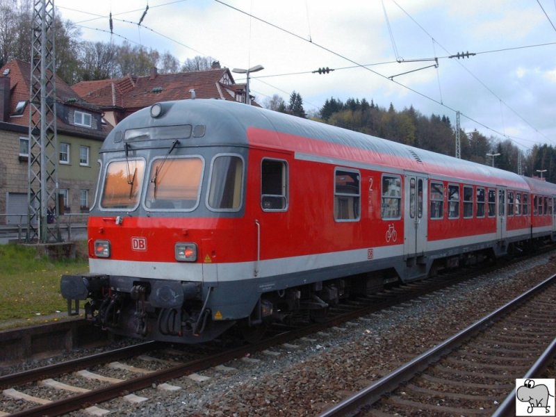 Steuerwagen 50 80 82-34 189-4 (Bnrdzf 463.1) im Bahnhof Kronach / Oberfranken. Die Aufnahme entstand am 20. April 2008.