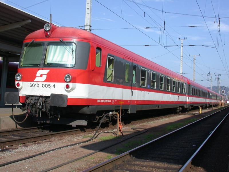 Steuerwagen 6010 005-4 wartet in Graz Hbf auf die Rckfahrt ber den Semmering nach Wien.(07.10.2001)