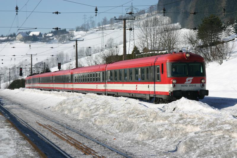 Steuerwagen 6010 013-8 als IC auf der Semmeringbahn. Hier bei der Durchfahrt in Spital am Semmering. (5.2.2006)