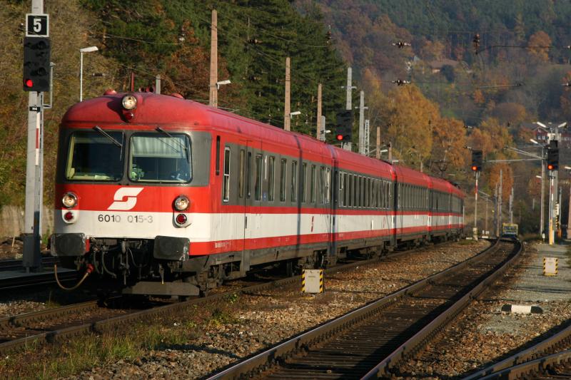 Steuerwagen 6010 015-3 als IC 559  Stadt Bruck an der Mur  von Wien S�dbahnhof-Graz bei der Durchfahrt in Payerbach-Reichenau. (31.10.2005)