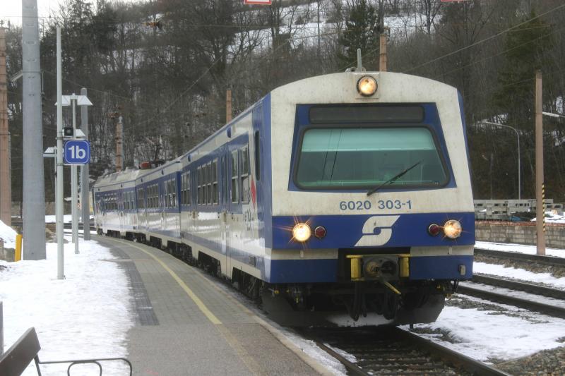 Steuerwagen 6020 303-1 bei der Einfahrt in Payerbach-Reichenau. (10.2.2006)