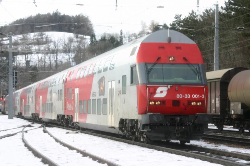 Steuerwagen 80-33 001-3 als R bei der Ausfahrt in Payerbach-Reichenau. (10.2.2006)