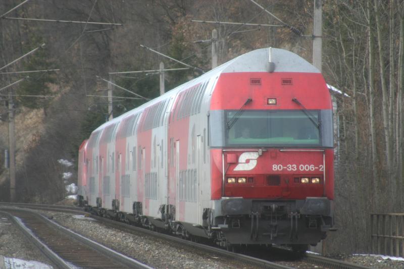 Steuerwagen 80-33 006-2 als Regionalzug bei der Einfahrt in die Haltestelle Schlglmhl. (10.2.2006)