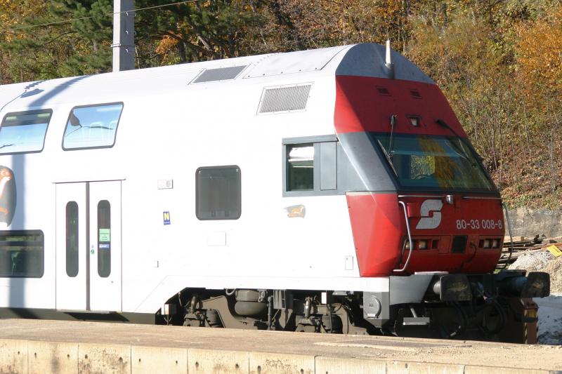 Steuerwagen 80-33 008-8 wartet im Bahnhof Payerbach-Reichenau auf die Abfahrt als R 2320 nach Breclav. (31.10.2005)