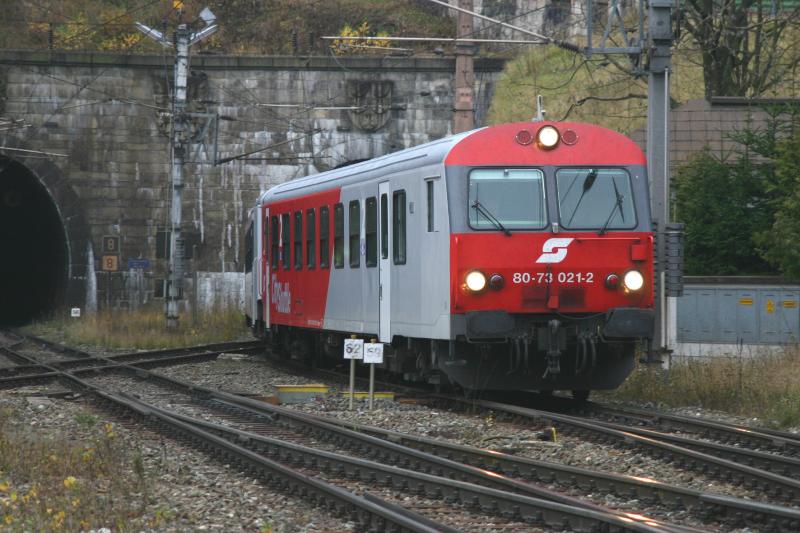 Steuerwagen 80-72 021-2 als Regionalzug von Mrzzuschlag nach Wiener Neustadt bei der Einfahrt am Semmering. (6.11.2005)