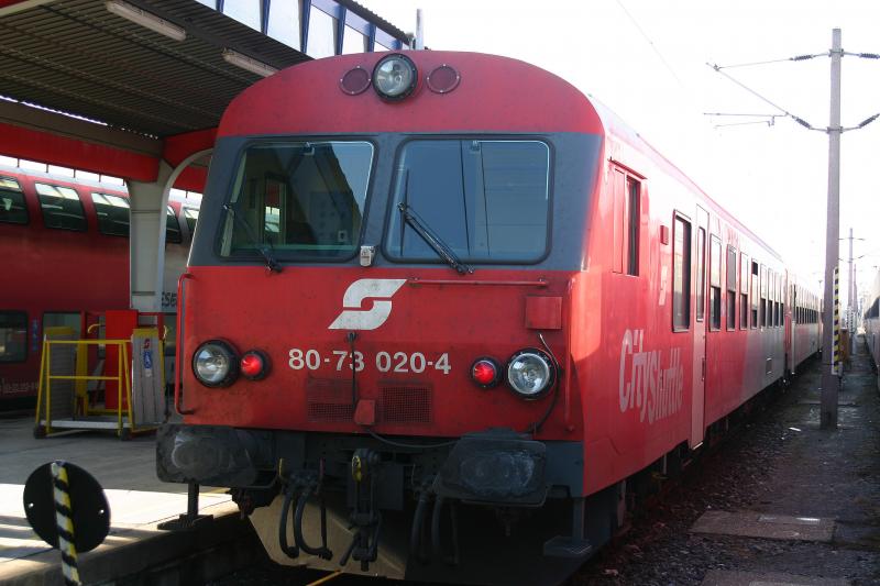 Steuerwagen 80-73 020-4 am 9.2.2006 am S�dbahnhof in Wien. 