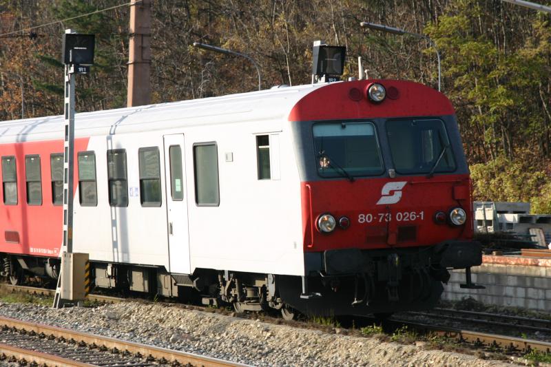 Steuerwagen 80-73 026-1 mit dem R 1654 bei der Einfahrt in Payerbach-Reichenau. (11.11.2005)