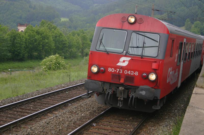 Steuerwagen 80-73 042-8 als R 1634 Mrzzuschlag-Wiener Neustadt bei der Einfahrt in Gloggnitz (12.6.2005)
