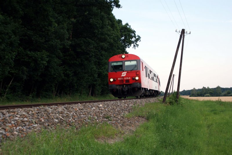 Steuerwagen 8073 076 am Abend des 06.07.2008 mit REX2798(Oberwart-Wien Sd)vor dem nchsten Halt in Pinkafeld.