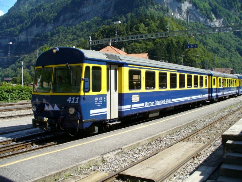 Steuerwagen ABt  411 + 2 Kl. Personenwagen B 253 bei der Einfahrt in den Bahnhof von Zweiltschienen am 19.08.2006