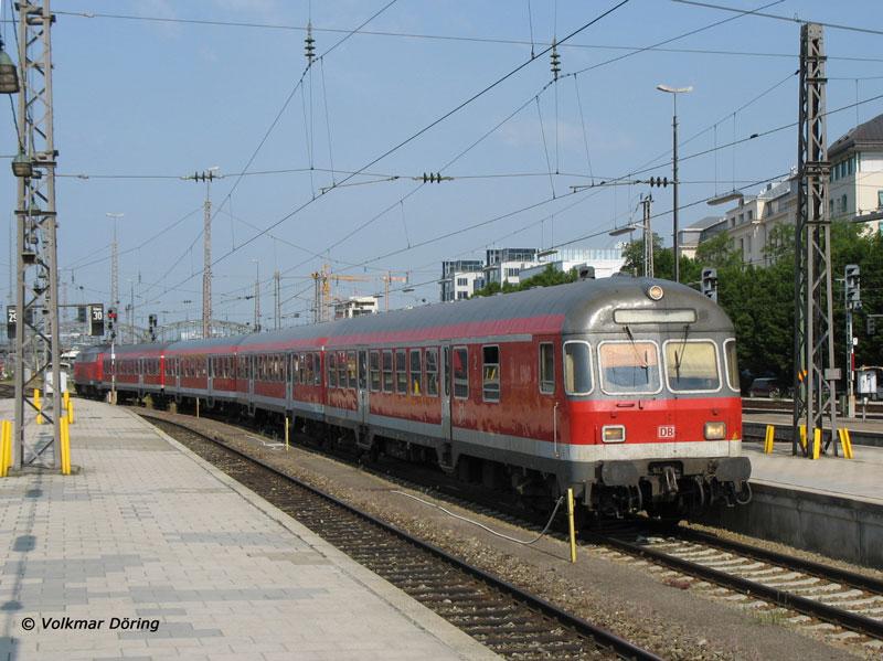 Steuerwagen Bauart Karlsruhe am RE 32603 aus Fssen mit einer schiebenden 218 bei Einfahrt auf Gleis 31 Mnchen Hbf, 16.06.2006
