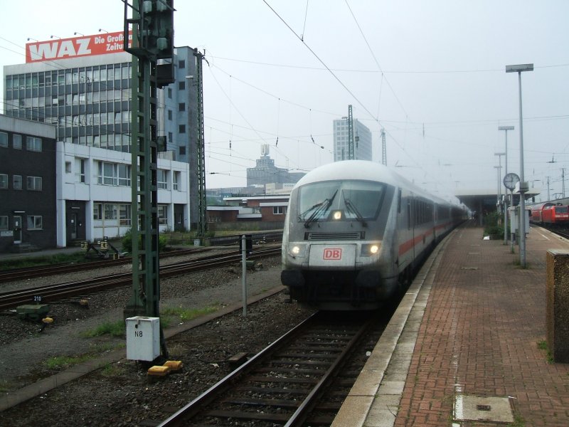 Steuerwagen des IC 2459 nach Stralsund ,
Dank an den TF fr das FL bei der Ausfahrt ,rechts im Bild eine BR 146 im Schub des RE 1 von Hamm nach Aachen.(26.08.2007)