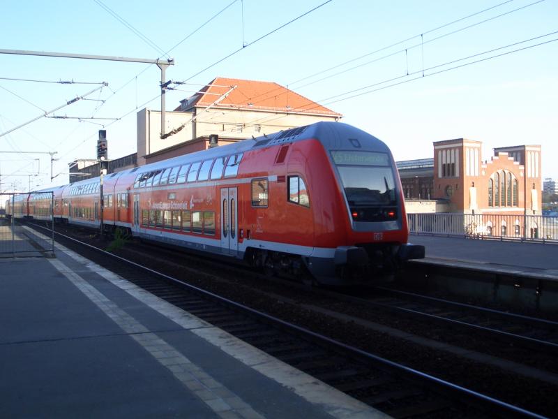 Steuerwagen des RE5 richtung Elsterwerder verlsst grad Berlin Ostbahnhof. Aufgenommen am 19.4.2005