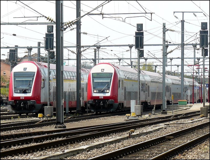 Steuerwagen im Doppelpack! W�hrend Steuerwagen 012 seine Sonntagsruhe genie�t, verl�sst Steuerwagen 018 den Bahnhof von P�tange in Richtung Luxemburg via Esch-sur-Alzette. 27.04.08 