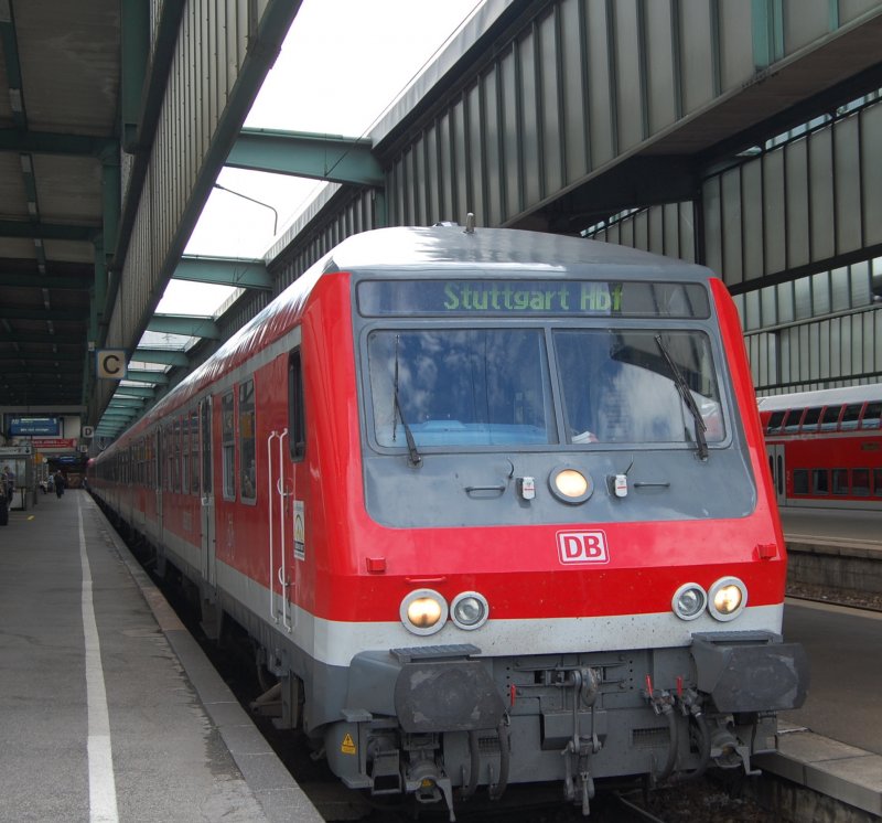 Steuerwagen eines von Wrzburg gekommenen Regionalzuges, der nun zur Fahrt in den Abstellbahnhof fertig ist und noch auf die Ausfahrtserlaubnis wartet. Stuttgart 18.08.09