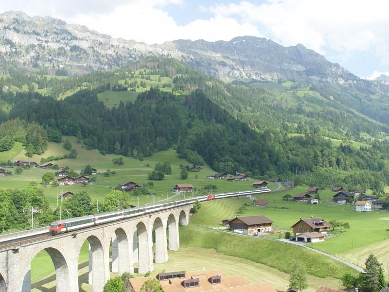 Steuerwagen EW IV mit Re 460 077-1  Chunnel  am 11.6.05 auf dem Kanderviadukt in Frutigen