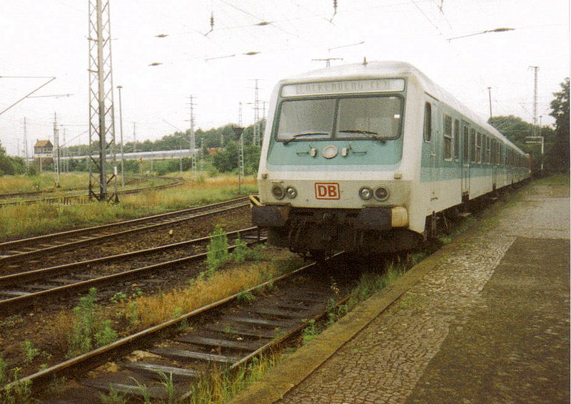Steuerwagen der Gattung Bybdzf482 im Bahnhof Falkenberg/Elster. Im Hintergrund ein Inter Regio von Cottbus nach Lbeck. Bild von September 1998.