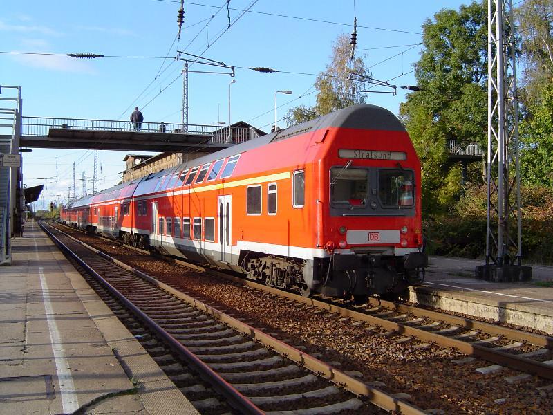 Steuerwagen der Gattung DABbuzf 777 am Ende eines RE der Linie 3(Richtung Stralsund) am 23.10.03 in Greifswald Hauptbahnhof. Als Lok diente die BR143 305.