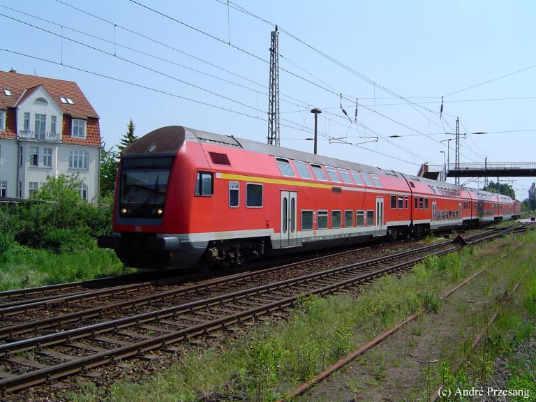 Steuerwagen der Gattung DABbuzf778 mit einem RE zwischen Greifswald Sd und dem Hauptbahnhof am 02.06.03. Als Lok diente die 143 326.