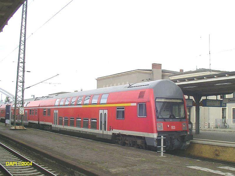 Steuerwagen der Gattung DBABbuzfa760 erreicht soeben mit einem RE aus Stralsund sein Ziel Dessau Hbf am 14.07.2004