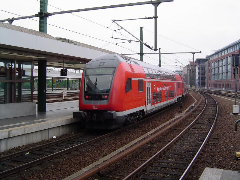 Steuerwagen der Gattung DBpbzf 763.5 am Schluss des RE4 nach Rathenow bei der Ausfahrt aus dem Berliner Ostbahnhof. (15.05.04)