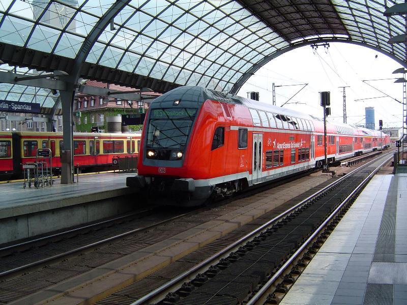 Steuerwagen der Gattung DBpbzf 763.5 vor einem RE der Linie 5 in Richtung Rostock bei der Einfahrt in Berlin Spandau. (21.06.04)