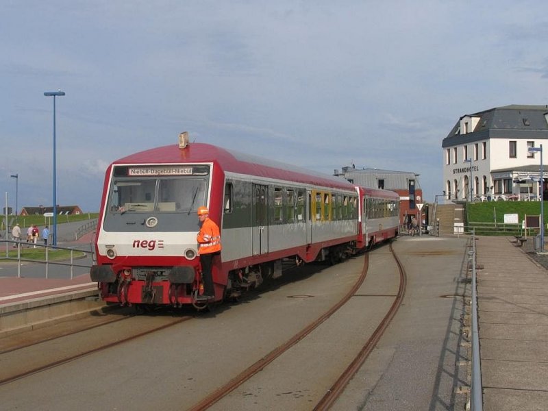 Steuerwagen der NEG (Bauart Wittenberge) und hinten die T4 der Norddeutsche Eisenbahngesellschaft Niebll (NEG) auf Bahnhof Dagebll Mole (Nordfriesland) am 22-6-2007.


