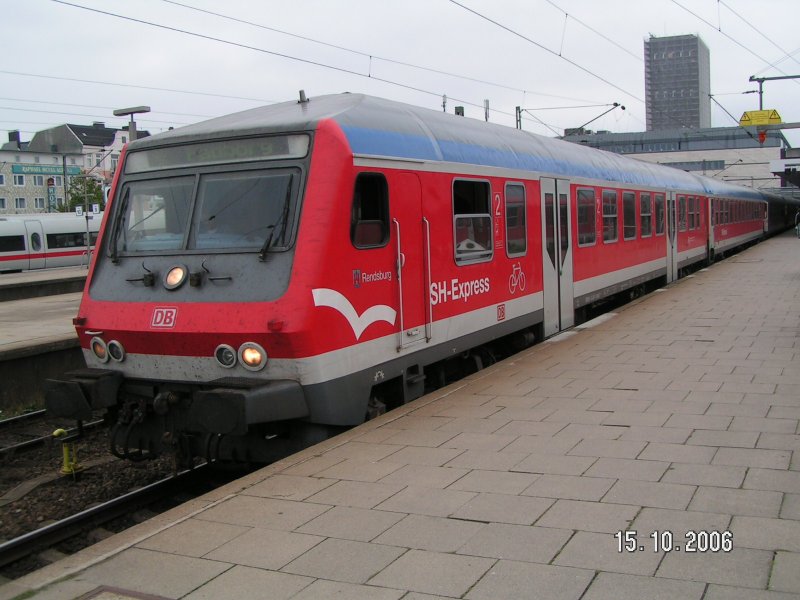 Steuerwagen  Rendsburg  des Schleswig-Holstein-Express von Hamburg nach Padborg/DK steht am 15.10.2006 zur Ausfahrt bereit in HH-Altona. Wegen Gleisbauarbeiten in HH fuhr der Zug ab Altona, statt wie sonst ab Hbf.